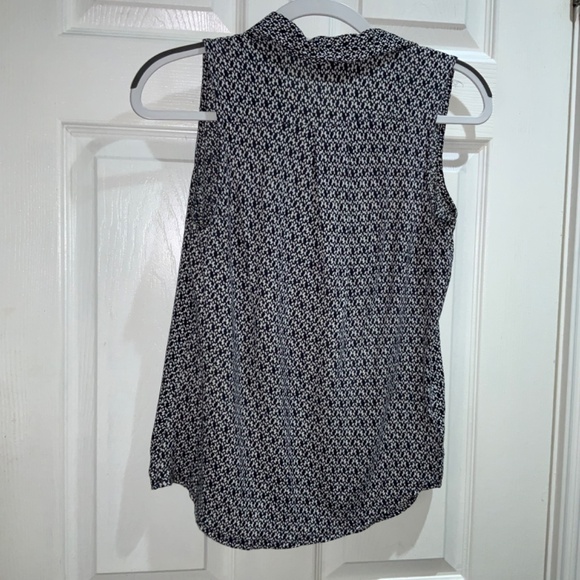 Loft sleeveless geometric patterned blouse Sz XSP collar chest pockets - Picture 3 of 5